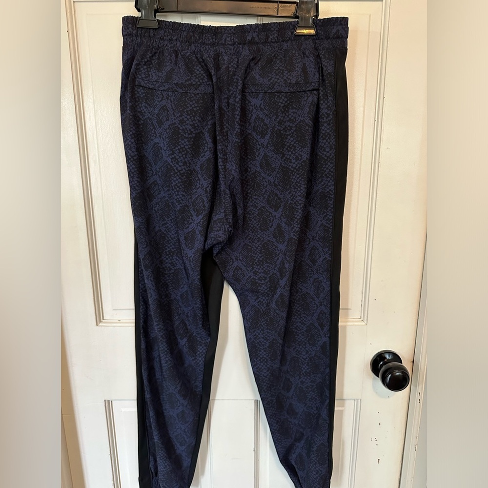 Athleta Brooklyn Joggers Size 10 Blue Black Snakeskin‎ Poly Stretch Athleisure - Picture 10 of 14